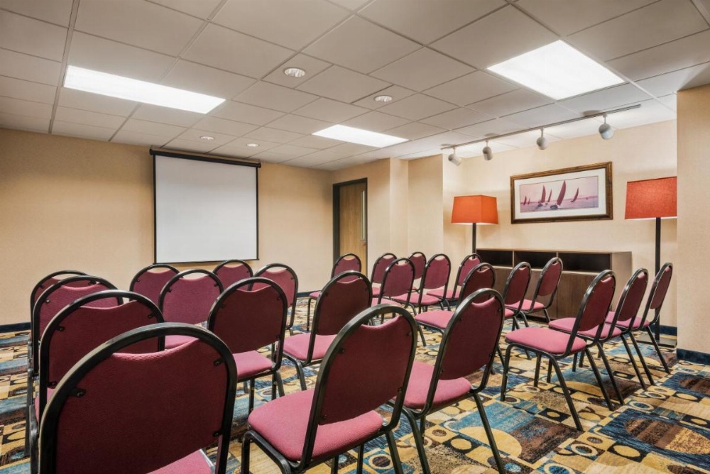 Country Inn & Suites by Radisson, Mt. Pleasant-Racine West, WI Image 17